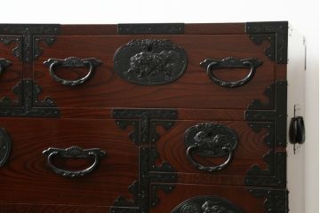 和製ビンテージ　三方欅(ケヤキ)材　唐獅子金具　木地呂塗り　力強い木目と迫力ある唐獅子が目を引く仙台民芸箪笥(仙台箪笥、収納箪笥、和タンス、引き出し、ヴィンテージ)(R-058520)