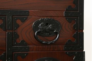 和製ビンテージ　三方欅(ケヤキ)材　唐獅子金具　木地呂塗り　力強い木目と迫力ある唐獅子が目を引く仙台民芸箪笥(仙台箪笥、収納箪笥、和タンス、引き出し、ヴィンテージ)(R-058520)