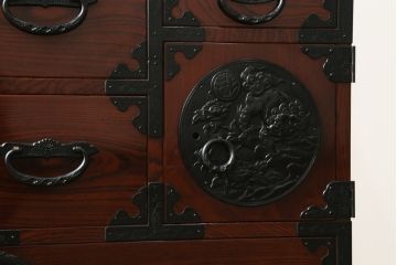 和製ビンテージ　三方欅(ケヤキ)材　唐獅子金具　木地呂塗り　力強い木目と迫力ある唐獅子が目を引く仙台民芸箪笥(仙台箪笥、収納箪笥、和タンス、引き出し、ヴィンテージ)(R-058520)