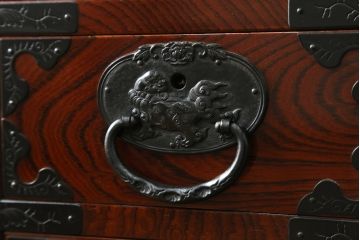 和製ビンテージ　三方欅(ケヤキ)材　唐獅子金具　木地呂塗り　力強い木目と迫力ある唐獅子が目を引く仙台民芸箪笥(仙台箪笥、収納箪笥、和タンス、引き出し、ヴィンテージ)(R-058520)