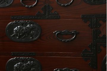 和製ビンテージ　三方欅(ケヤキ)材　唐獅子金具　木地呂塗り　力強い木目と迫力ある唐獅子が目を引く仙台民芸箪笥(仙台箪笥、収納箪笥、和タンス、引き出し、ヴィンテージ)(R-058520)