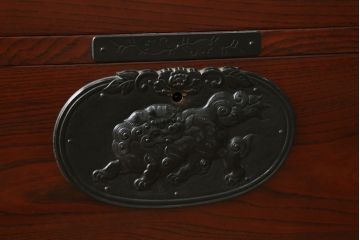 和製ビンテージ　三方欅(ケヤキ)材　唐獅子金具　木地呂塗り　力強い木目と迫力ある唐獅子が目を引く仙台民芸箪笥(仙台箪笥、収納箪笥、和タンス、引き出し、ヴィンテージ)(R-058520)