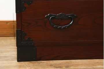 和製ビンテージ　三方欅(ケヤキ)材　唐獅子金具　木地呂塗り　力強い木目と迫力ある唐獅子が目を引く仙台民芸箪笥(仙台箪笥、収納箪笥、和タンス、引き出し、ヴィンテージ)(R-058520)