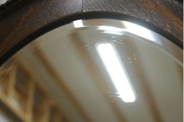 イギリスアンティーク　オーク材　縁の装飾がアクセントのオーバルミラー(鏡)(R-058521)