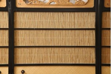 中古　美品　漆塗り　高級品　光月作銘　松に鶴　彫刻・透かし彫り・網代(あじろ)　こだわり尽くした意匠が見事な御簾戸4枚セット(細密木彫、建具、簾戸、簀戸、葭戸、夏障子、すど、葦戸)(R-058535)