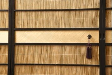 中古　美品　漆塗り　高級品　光月作銘　松に鶴　彫刻・透かし彫り・網代(あじろ)　こだわり尽くした意匠が見事な御簾戸4枚セット(細密木彫、建具、簾戸、簀戸、葭戸、夏障子、すど、葦戸)(R-058535)