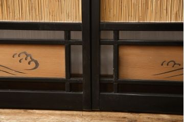 中古　美品　漆塗り　高級品　光月作銘　松に鶴　彫刻・透かし彫り・網代(あじろ)　こだわり尽くした意匠が見事な御簾戸4枚セット(細密木彫、建具、簾戸、簀戸、葭戸、夏障子、すど、葦戸)(R-058535)
