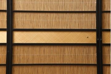 中古　美品　漆塗り　高級品　光月作銘　松に鶴　彫刻・透かし彫り・網代(あじろ)　こだわり尽くした意匠が見事な御簾戸4枚セット(細密木彫、建具、簾戸、簀戸、葭戸、夏障子、すど、葦戸)(R-058535)