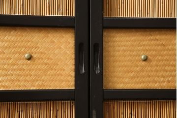 中古　美品　漆塗り　高級品　光月作銘　彫刻・透かし彫り・網代(あじろ)　松竹梅が彫り込まれた縁起の良いデザインが目を惹く御簾戸4枚セット(細密木彫、建具、簾戸、簀戸、葭戸、夏障子、すど、葦戸)(R-058536)