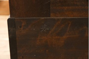 中古　美品　松本民芸家具　波打つデザインがおしゃれな印象を与えるカップボード(食器棚、収納棚、飾り棚)(R-058542)