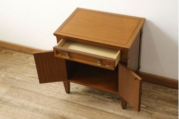 中古　美品　マホガニー材　DREXEL HERITAGE(ドレクセルヘリテイジ)　Triune(トライユン)　上品な佇まいが魅力のナイトテーブル(サイドテーブル、収納棚、キャビネット)(R-058544)