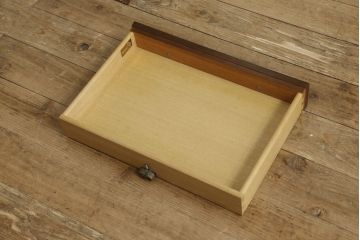中古　美品　マホガニー材　DREXEL HERITAGE(ドレクセルヘリテイジ)　Triune(トライユン)　上品な佇まいが魅力のナイトテーブル(サイドテーブル、収納棚、キャビネット)(R-058544)