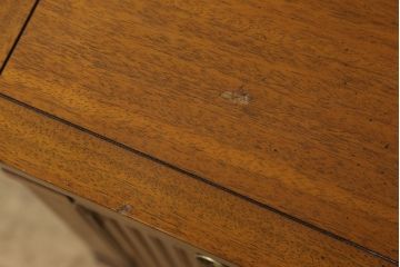 中古　美品　マホガニー材　DREXEL HERITAGE(ドレクセルヘリテイジ)　Triune(トライユン)　上品な佇まいが魅力のナイトテーブル(サイドテーブル、収納棚、キャビネット)(R-058544)