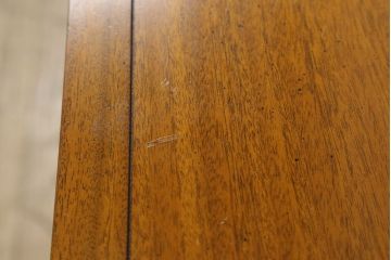 中古　美品　マホガニー材　DREXEL HERITAGE(ドレクセルヘリテイジ)　Triune(トライユン)　上品な佇まいが魅力のナイトテーブル(サイドテーブル、収納棚、キャビネット)(R-058544)