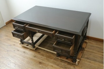 アメリカビンテージ　立派な造りのツイストレッグプレジデントデスク　(R-058570)