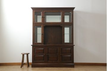 中古　超美品　松本民芸家具　特注品　三面ガラス　シックでクラシカルな佇まいが魅力的なキュリオケース(キャビネット、ガラスケース、ショーケース、飾り棚、食器棚、陳列棚、店舗什器)(定価約96万円)(R-058572)