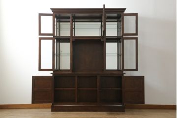 中古　超美品　松本民芸家具　特注品　三面ガラス　シックでクラシカルな佇まいが魅力的なキュリオケース(キャビネット、ガラスケース、ショーケース、飾り棚、食器棚、陳列棚、店舗什器)(定価約96万円)(R-058572)