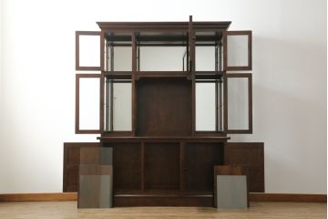 中古　超美品　松本民芸家具　特注品　三面ガラス　シックでクラシカルな佇まいが魅力的なキュリオケース(キャビネット、ガラスケース、ショーケース、飾り棚、食器棚、陳列棚、店舗什器)(定価約96万円)(R-058572)