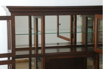 中古　超美品　松本民芸家具　特注品　三面ガラス　シックでクラシカルな佇まいが魅力的なキュリオケース(キャビネット、ガラスケース、ショーケース、飾り棚、食器棚、陳列棚、店舗什器)(定価約96万円)(R-058572)