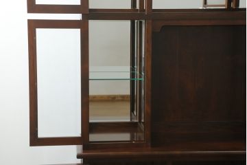 中古　超美品　松本民芸家具　特注品　三面ガラス　シックでクラシカルな佇まいが魅力的なキュリオケース(キャビネット、ガラスケース、ショーケース、飾り棚、食器棚、陳列棚、店舗什器)(定価約96万円)(R-058572)