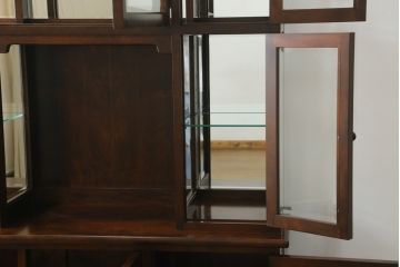 中古　超美品　松本民芸家具　特注品　三面ガラス　シックでクラシカルな佇まいが魅力的なキュリオケース(キャビネット、ガラスケース、ショーケース、飾り棚、食器棚、陳列棚、店舗什器)(定価約96万円)(R-058572)