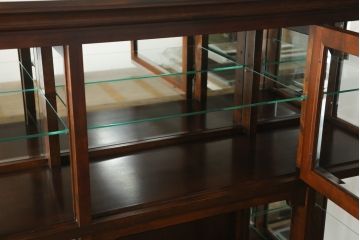 中古　超美品　松本民芸家具　特注品　三面ガラス　シックでクラシカルな佇まいが魅力的なキュリオケース(キャビネット、ガラスケース、ショーケース、飾り棚、食器棚、陳列棚、店舗什器)(定価約96万円)(R-058572)
