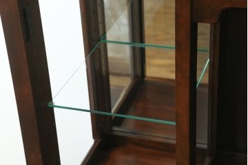 中古　超美品　松本民芸家具　特注品　三面ガラス　シックでクラシカルな佇まいが魅力的なキュリオケース(キャビネット、ガラスケース、ショーケース、飾り棚、食器棚、陳列棚、店舗什器)(定価約96万円)(R-058572)