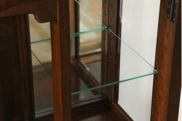 中古　超美品　松本民芸家具　特注品　三面ガラス　シックでクラシカルな佇まいが魅力的なキュリオケース(キャビネット、ガラスケース、ショーケース、飾り棚、食器棚、陳列棚、店舗什器)(定価約96万円)(R-058572)
