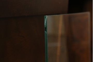 中古　超美品　松本民芸家具　特注品　三面ガラス　シックでクラシカルな佇まいが魅力的なキュリオケース(キャビネット、ガラスケース、ショーケース、飾り棚、食器棚、陳列棚、店舗什器)(定価約96万円)(R-058572)