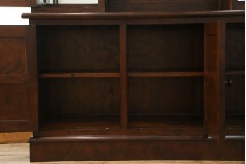 中古　超美品　松本民芸家具　特注品　三面ガラス　シックでクラシカルな佇まいが魅力的なキュリオケース(キャビネット、ガラスケース、ショーケース、飾り棚、食器棚、陳列棚、店舗什器)(定価約96万円)(R-058572)