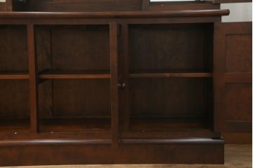 中古　超美品　松本民芸家具　特注品　三面ガラス　シックでクラシカルな佇まいが魅力的なキュリオケース(キャビネット、ガラスケース、ショーケース、飾り棚、食器棚、陳列棚、店舗什器)(定価約96万円)(R-058572)