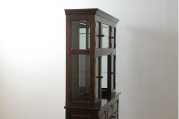 中古　超美品　松本民芸家具　特注品　三面ガラス　シックでクラシカルな佇まいが魅力的なキュリオケース(キャビネット、ガラスケース、ショーケース、飾り棚、食器棚、陳列棚、店舗什器)(定価約96万円)(R-058572)