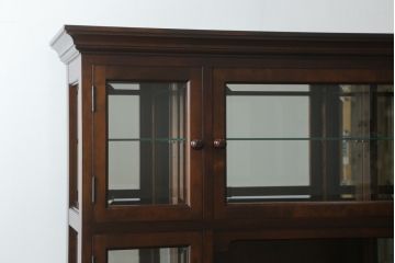 中古　超美品　松本民芸家具　特注品　三面ガラス　シックでクラシカルな佇まいが魅力的なキュリオケース(キャビネット、ガラスケース、ショーケース、飾り棚、食器棚、陳列棚、店舗什器)(定価約96万円)(R-058572)