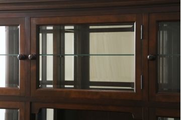 中古　超美品　松本民芸家具　特注品　三面ガラス　シックでクラシカルな佇まいが魅力的なキュリオケース(キャビネット、ガラスケース、ショーケース、飾り棚、食器棚、陳列棚、店舗什器)(定価約96万円)(R-058572)