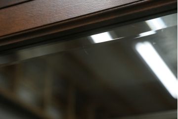 中古　超美品　松本民芸家具　特注品　三面ガラス　シックでクラシカルな佇まいが魅力的なキュリオケース(キャビネット、ガラスケース、ショーケース、飾り棚、食器棚、陳列棚、店舗什器)(定価約96万円)(R-058572)