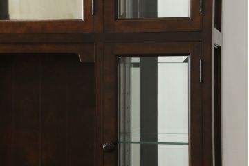 中古　超美品　松本民芸家具　特注品　三面ガラス　シックでクラシカルな佇まいが魅力的なキュリオケース(キャビネット、ガラスケース、ショーケース、飾り棚、食器棚、陳列棚、店舗什器)(定価約96万円)(R-058572)