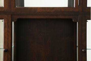 中古　超美品　松本民芸家具　特注品　三面ガラス　シックでクラシカルな佇まいが魅力的なキュリオケース(キャビネット、ガラスケース、ショーケース、飾り棚、食器棚、陳列棚、店舗什器)(定価約96万円)(R-058572)