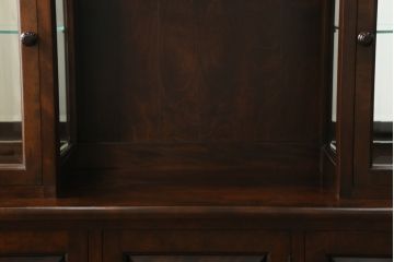 中古　超美品　松本民芸家具　特注品　三面ガラス　シックでクラシカルな佇まいが魅力的なキュリオケース(キャビネット、ガラスケース、ショーケース、飾り棚、食器棚、陳列棚、店舗什器)(定価約96万円)(R-058572)