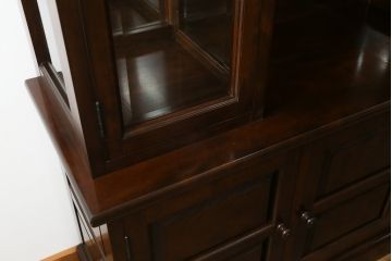 中古　超美品　松本民芸家具　特注品　三面ガラス　シックでクラシカルな佇まいが魅力的なキュリオケース(キャビネット、ガラスケース、ショーケース、飾り棚、食器棚、陳列棚、店舗什器)(定価約96万円)(R-058572)