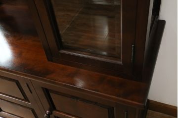 中古　超美品　松本民芸家具　特注品　三面ガラス　シックでクラシカルな佇まいが魅力的なキュリオケース(キャビネット、ガラスケース、ショーケース、飾り棚、食器棚、陳列棚、店舗什器)(定価約96万円)(R-058572)