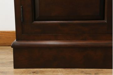 中古　超美品　松本民芸家具　特注品　三面ガラス　シックでクラシカルな佇まいが魅力的なキュリオケース(キャビネット、ガラスケース、ショーケース、飾り棚、食器棚、陳列棚、店舗什器)(定価約96万円)(R-058572)