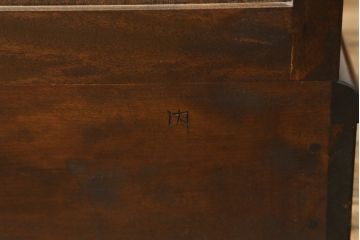 中古　超美品　松本民芸家具　特注品　三面ガラス　シックでクラシカルな佇まいが魅力的なキュリオケース(キャビネット、ガラスケース、ショーケース、飾り棚、食器棚、陳列棚、店舗什器)(定価約96万円)(R-058572)