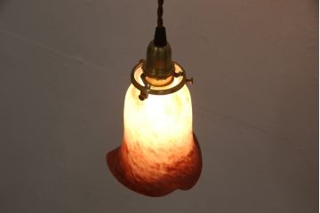 ビンテージ照明　ヨーロッパヴィンテージ　ピンク色が可愛らしい雰囲気を高めるペンダントライト(シェード、天井照明、吊り下げ照明)(R-058582)