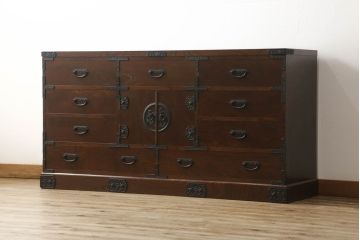 中古　美品　国産民芸家具　欅(ケヤキ)材　品のある金具と深みのある色合いが美しい和風サイドボード(チェスト、収納たんす、和タンス、リビングボード)(R-058588)