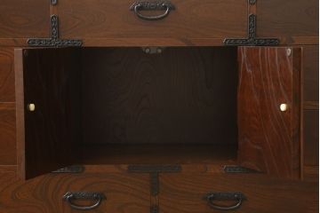中古　美品　国産民芸家具　欅(ケヤキ)材　品のある金具と深みのある色合いが美しい和風サイドボード(チェスト、収納たんす、和タンス、リビングボード)(R-058588)