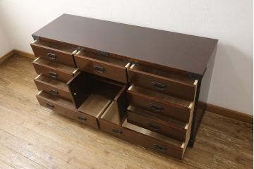中古　美品　国産民芸家具　欅(ケヤキ)材　品のある金具と深みのある色合いが美しい和風サイドボード(チェスト、収納たんす、和タンス、リビングボード)(R-058588)