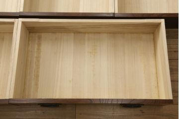 中古　美品　国産民芸家具　欅(ケヤキ)材　品のある金具と深みのある色合いが美しい和風サイドボード(チェスト、収納たんす、和タンス、リビングボード)(R-058588)
