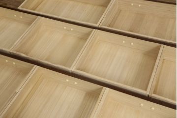 中古　美品　国産民芸家具　欅(ケヤキ)材　品のある金具と深みのある色合いが美しい和風サイドボード(チェスト、収納たんす、和タンス、リビングボード)(R-058588)