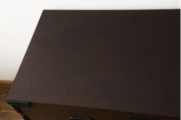 中古　美品　国産民芸家具　欅(ケヤキ)材　品のある金具と深みのある色合いが美しい和風サイドボード(チェスト、収納たんす、和タンス、リビングボード)(R-058588)