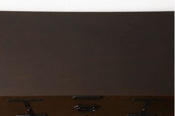 中古　美品　国産民芸家具　欅(ケヤキ)材　品のある金具と深みのある色合いが美しい和風サイドボード(チェスト、収納たんす、和タンス、リビングボード)(R-058588)